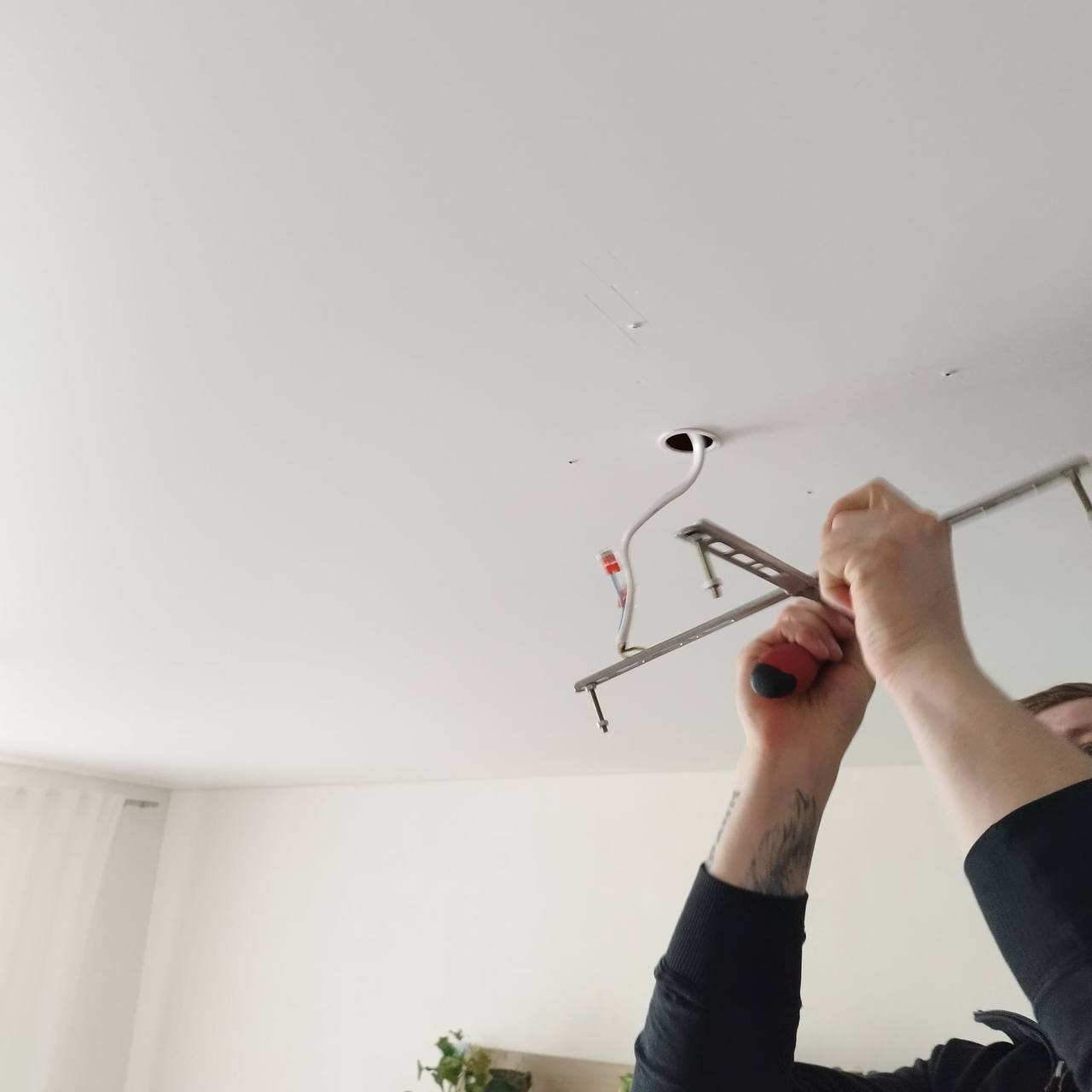 Ūdens uzkrājums griestos pirms atslēgšanas un ūdens izlaišanas