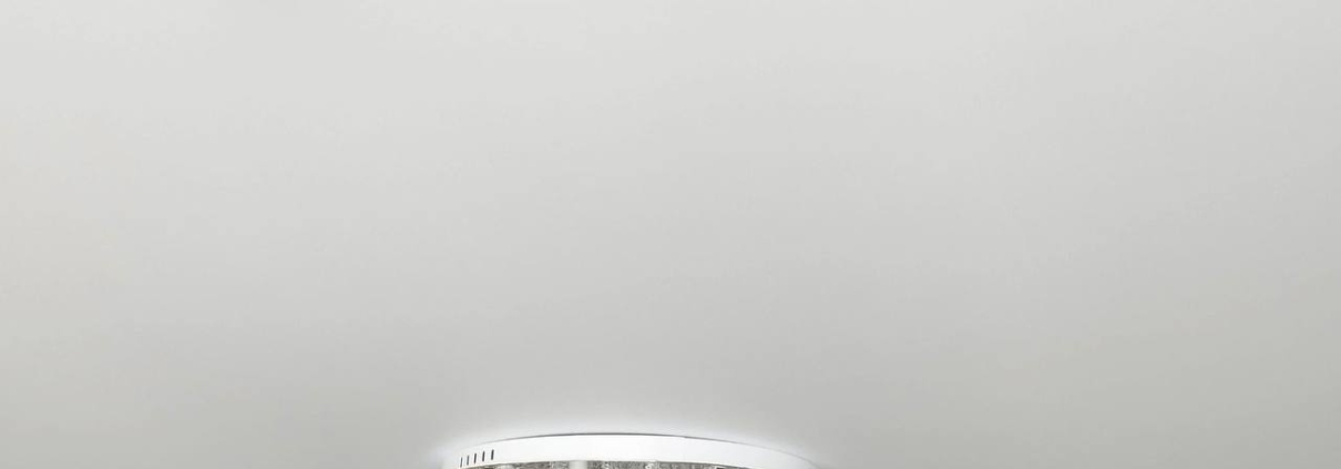 Ūdens uzkrājums iestieptajos griestos ar lustras atveri elektrības drošībai