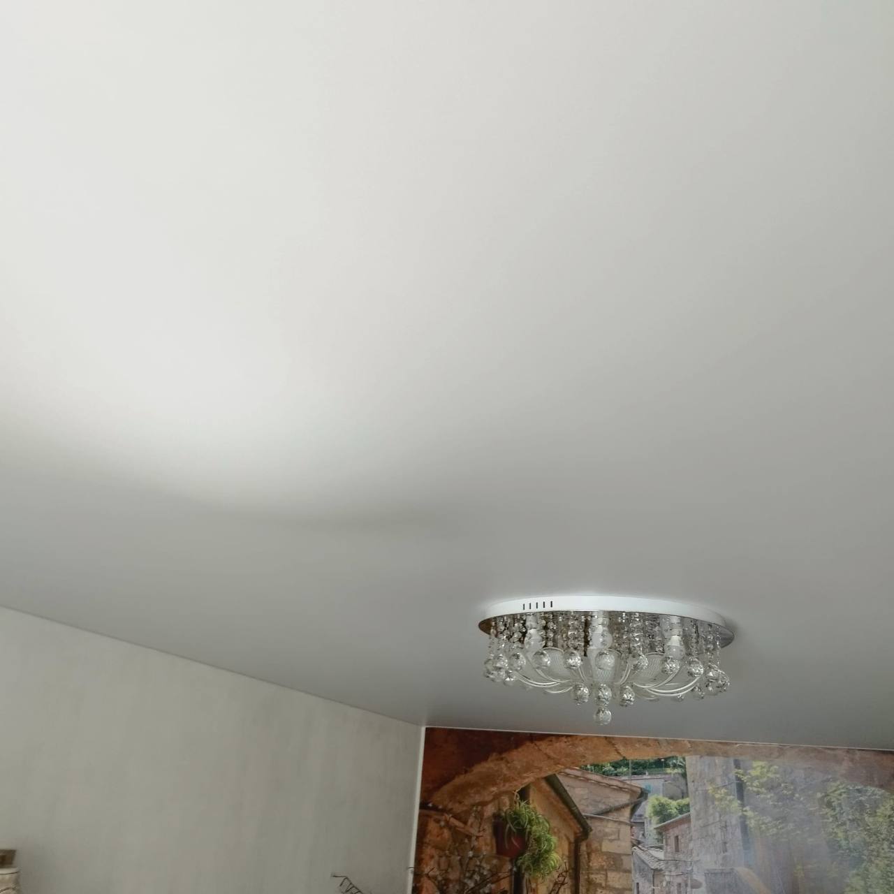 Ūdens savākšana no griestiem, izmantojot trauku zem lampas atveres