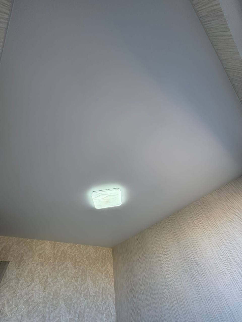 Iestieptie griesti ar lampu Gulbenē interjerā