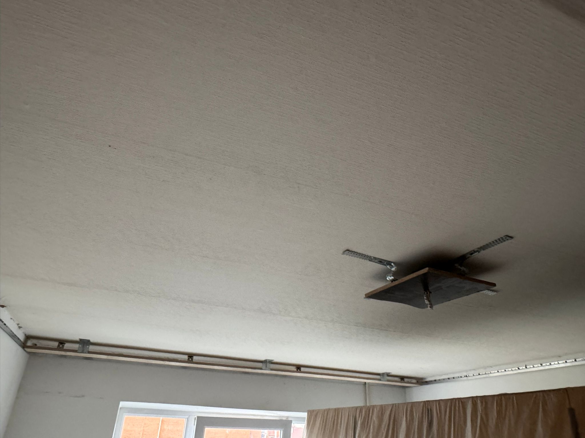 Iestieptu griestu uzstādīšana ar aizkaru sliedēm un apgaismojumu privātā dzīvoklī