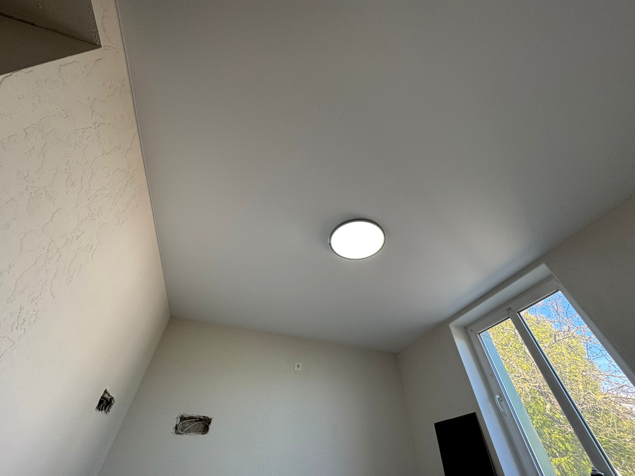 Iestiepti griesti modernā privātmājā ar vienotu dizainu un kvalitatīvu izpildi