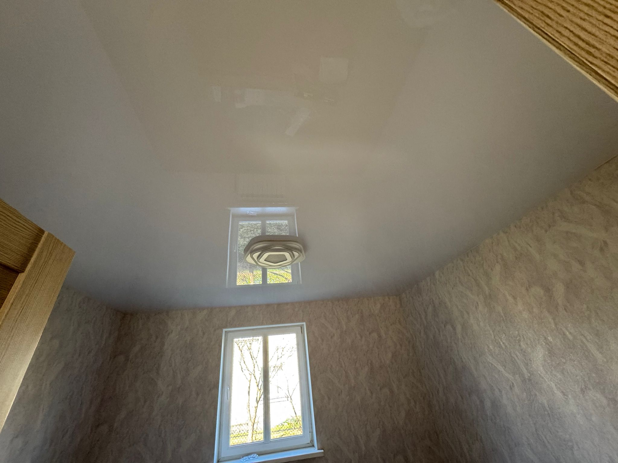 Mūsdienīgi iestiepti griesti vienotā dizainā privātmājā ar augstu kvalitāti