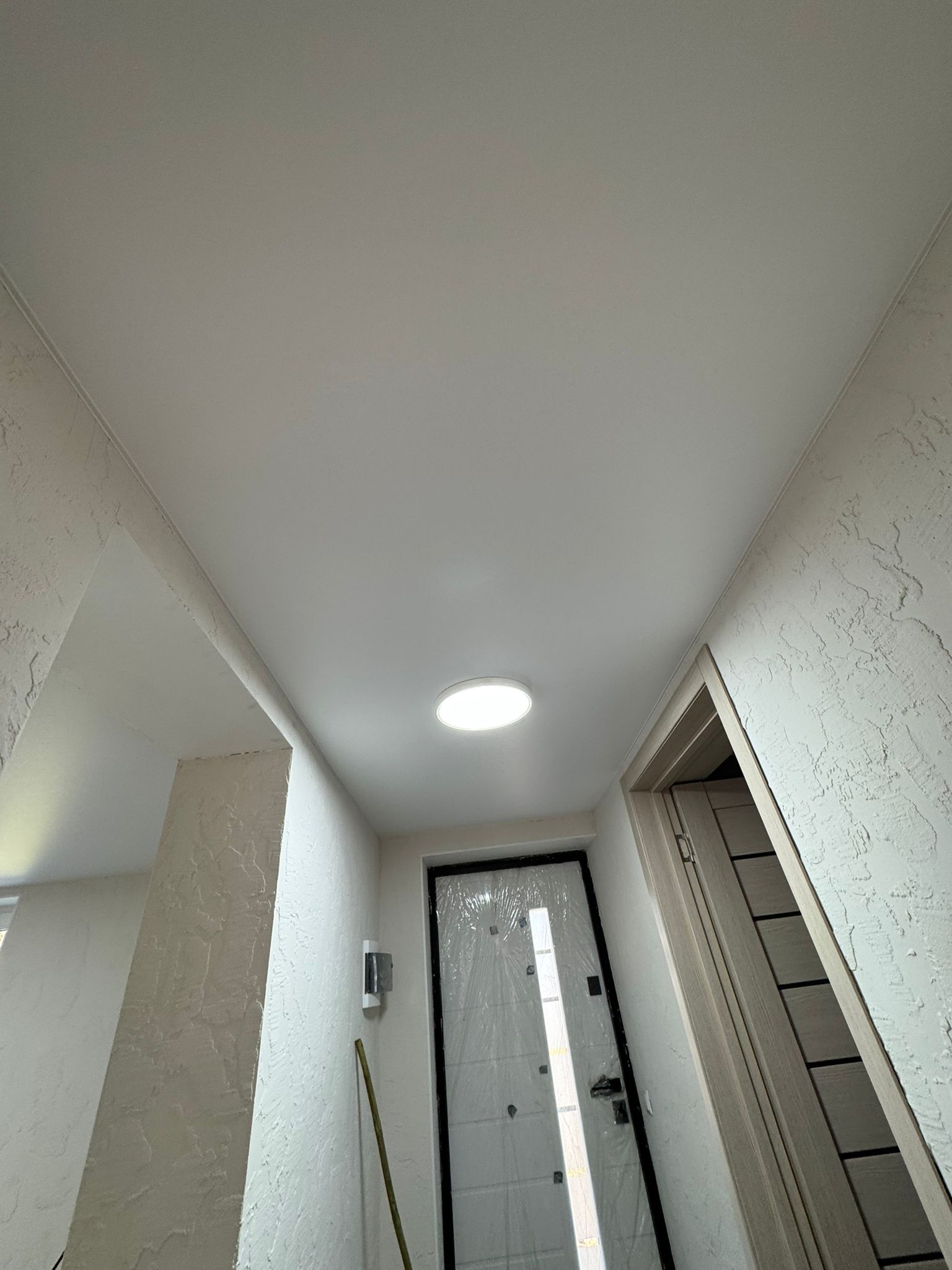 Moderna iestiepto griestu uzstādīšana privātmājā ar vienotu dizainu un kvalitatīvu apdari