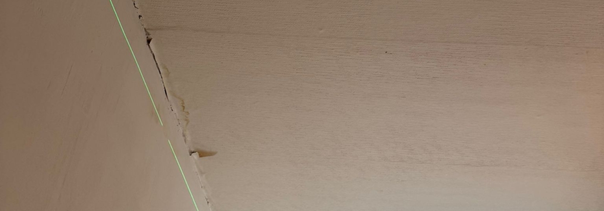 Iestieptie griesti ar aizkaru sliedi un apgaismojumu privātā dzīvoklī Rēzeknē