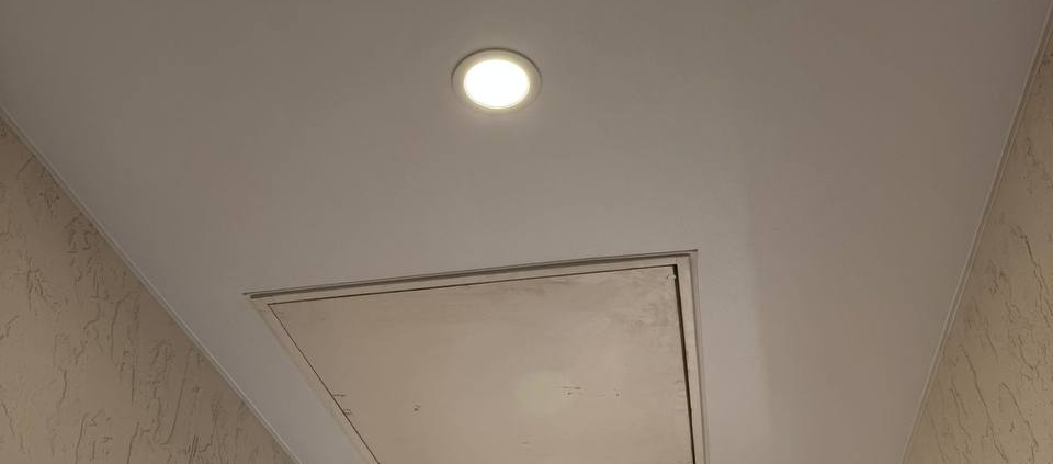 Profesionāla iestiepto griestu montāža privātmājām ar lūku integrāciju
