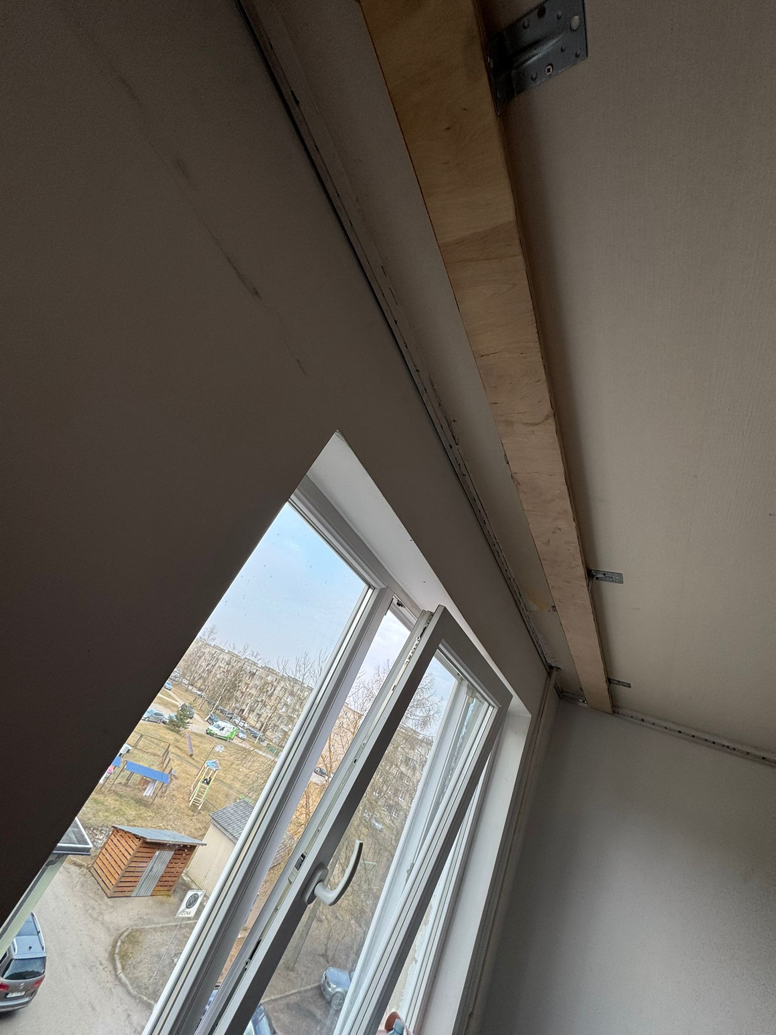 Iestieptie griesti ar aizkaru sliedi un apgaismojumu privātā dzīvoklī Rēzeknē