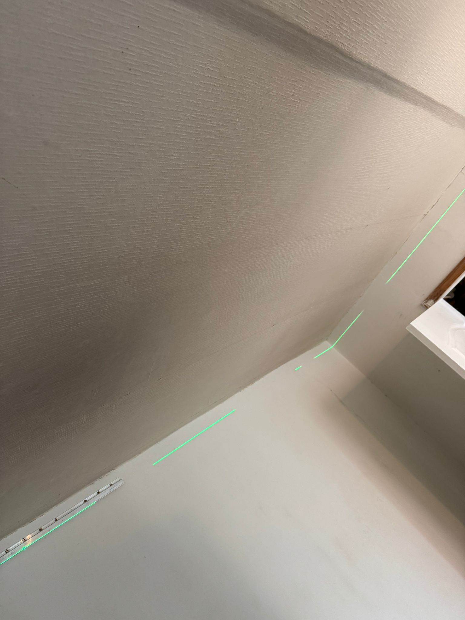 Iestieptie griesti ar aizkaru sliedi un apgaismojumu modernā privātā dzīvoklī