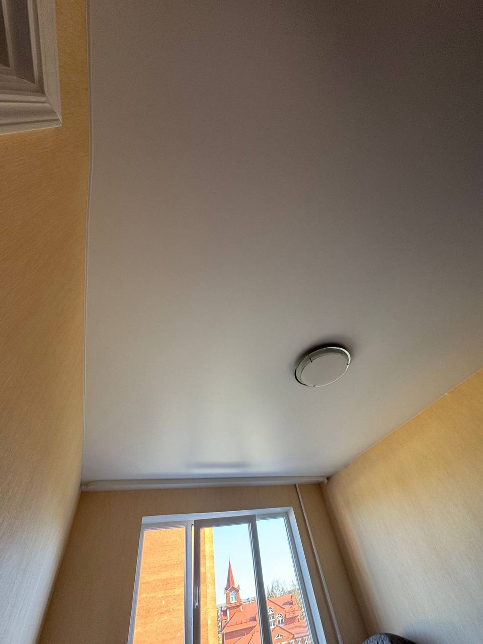 Iestieptie griesti ar aizkaru sliedi un mūsdienīgu lampu privātā dzīvoklī