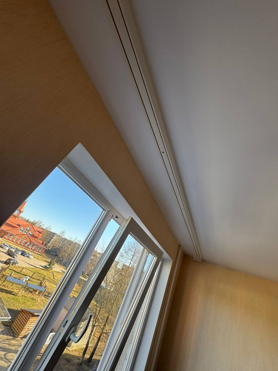 Montāža aizkaru sliedes un griestu apgaismojuma privātā dzīvoklī