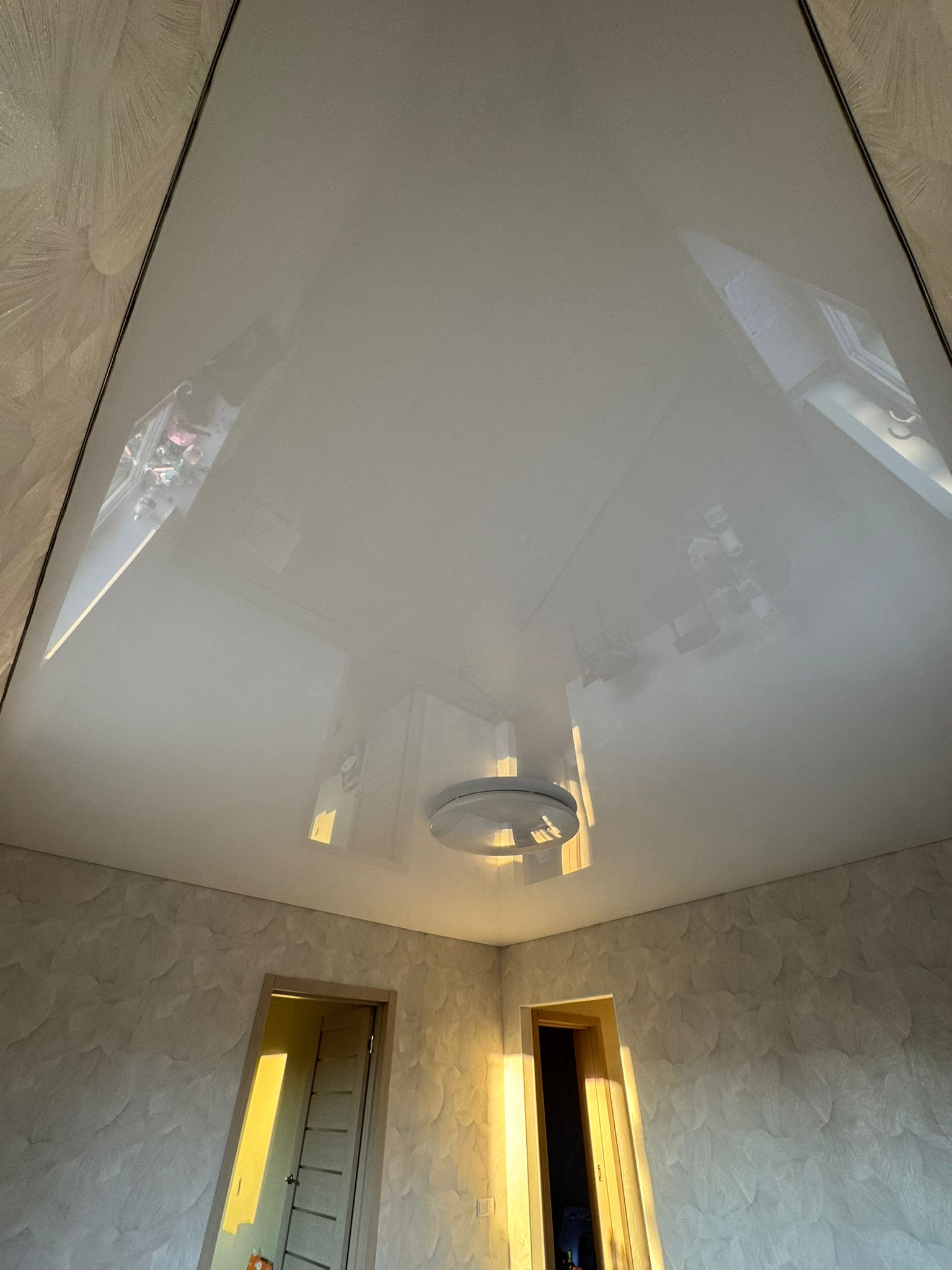 Moderna un ilgmūžīga iestiepto griestu uzstādīšana privātmājā