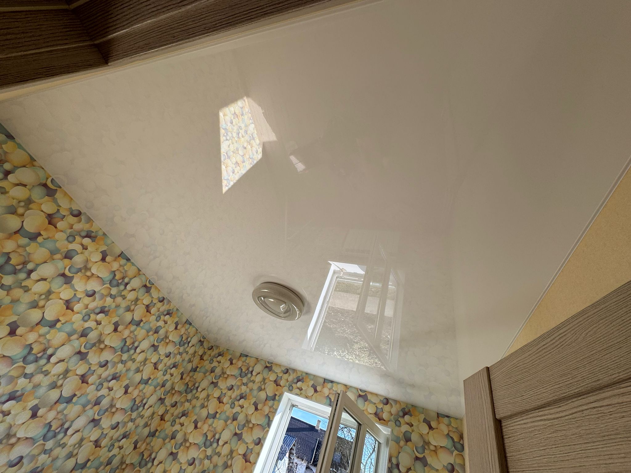 Iestieptie griesti modernā privātmājā ar vienotu dizainu un augstu kvalitāti